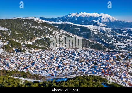 Livadi Dorf, Titaros Berg, Elassona Gemeinde, Larissa, Thessalien, Griechenland. Im Hintergrund der Olymp. Stockfoto