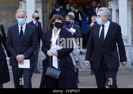 Der ehemalige Premierminister Tony Blair (links), seine Frau Cherie Blair und der ehemalige Premierminister Gordon Brown (rechts) verlassen den Trauerdienst des Labour-Abgeordneten Jack Dromey in der St. Margaret's Church in Westminster, London. Bilddatum: Mittwoch, 26. Januar 2022. Stockfoto