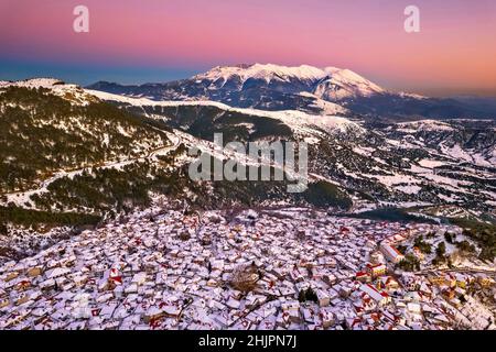 Livadi Dorf, Titaros Berg, Elassona Gemeinde, Larissa, Thessalien, Griechenland. Im Hintergrund der Olymp. Stockfoto