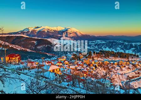 Livadi Dorf, Titaros Berg, Elassona Gemeinde, Larissa, Thessalien, Griechenland. Im Hintergrund der Olymp. Stockfoto