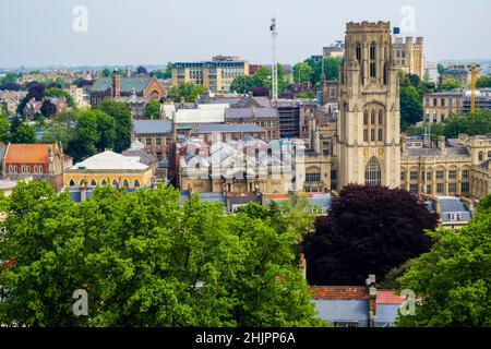 Stadtbild und University of Bristol Wills Memorial Building vom Cabot Tower im Brandon Hill Park aus gesehen. Avon, England, Großbritannien Stockfoto