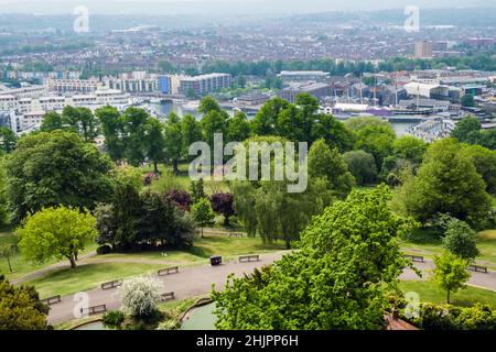 Stadtbild und Yachthafen mit Brunels SS Great Britain Blick südlich vom Cabot Tower im Brandon Hill Park. Bristol, Avon, England, Großbritannien Stockfoto