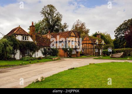 Historische, alte Holzhütten in der Nähe von Village Green in Turville, Buckinghamshire, England, Großbritannien. Ein malerisches Dorf in den Chilterner Hügeln Stockfoto