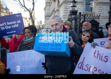 31. Januar 2022, London, England, Großbritannien: Ältere Demonstranten veranstalteten eine Demonstration vor der Downing Street, in der sie die britische Regierung forderten, die Kraftstoffarmut für alte Menschen zu beenden. (Bild: © Tayfun Salci/ZUMA Press Wire) Stockfoto