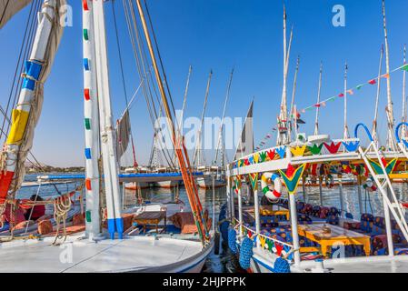 Egiptische touristische Boote, die am Ufer des Nils, Luxor, festgemacht sind Stockfoto