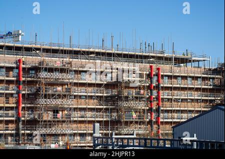 Slough, berkshire, Großbritannien. 31st. Januar 2022. Das ehemalige Werk der Horlicks-Fabrik in Slough wird derzeit von Berkeley einem großen Bauprojekt unterzogen. Neue und renovierte Apartments werden gebaut. Ein Teil der alten Fabrik wird in Wohnungen umgestaltet und das ikonische Wahrzeichen des Horlicks-Uhrturms und des Schornsteins bleibt erhalten. Slough befindet sich auf der Crossrail-Linie, die heute als Elizabeth Line bekannt ist und voraussichtlich in der ersten Hälfte des Jahres 2022 in Betrieb gehen wird. Immobilienspekulanten kaufen viele Immobilien in Slough auf. Quelle: Maureen McLean/Alamy Stockfoto