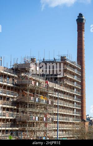 Slough, berkshire, Großbritannien. 31st. Januar 2022. Das ehemalige Werk der Horlicks-Fabrik in Slough wird derzeit von Berkeley einem großen Bauprojekt unterzogen. Neue und renovierte Apartments werden gebaut. Ein Teil der alten Fabrik wird in Wohnungen umgestaltet und das ikonische Wahrzeichen des Horlicks-Uhrturms und des Schornsteins bleibt erhalten. Slough befindet sich auf der Crossrail-Linie, die heute als Elizabeth Line bekannt ist und voraussichtlich in der ersten Hälfte des Jahres 2022 in Betrieb gehen wird. Immobilienspekulanten kaufen viele Immobilien in Slough auf. Quelle: Maureen McLean/Alamy Stockfoto