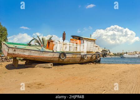 Altes verlassenes Schiff am Ufer des Nils in Luxor Stockfoto