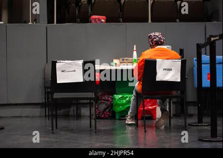Venezolanische Migranten, die sich in der Warteschlange für die Lieferung ihrer befristeten Aufenthaltserlaubnis befinden, erhalten Dosen der COVID-19-Impfstoffe von Pfizer BioNTech, Astra Stockfoto