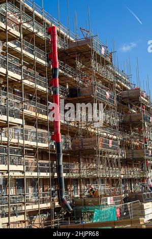 Slough, berkshire, Großbritannien. 31st. Januar 2022. Das ehemalige Werk der Horlicks-Fabrik in Slough wird derzeit von Berkeley einem großen Bauprojekt unterzogen. Neue und renovierte Apartments werden gebaut. Ein Teil der alten Fabrik wird in Wohnungen umgestaltet und das ikonische Wahrzeichen des Horlicks-Uhrturms und des Schornsteins bleibt erhalten. Slough befindet sich auf der Crossrail-Linie, die heute als Elizabeth Line bekannt ist und voraussichtlich in der ersten Hälfte des Jahres 2022 in Betrieb gehen wird. Immobilienspekulanten kaufen viele Immobilien in Slough auf. Quelle: Maureen McLean/Alamy Stockfoto