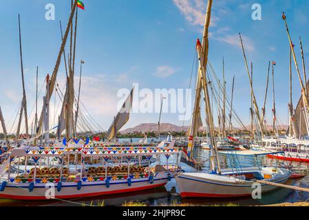 Kunstvolle touristische Boote, die am Ufer des Nils, Luxor, festgemacht sind Stockfoto