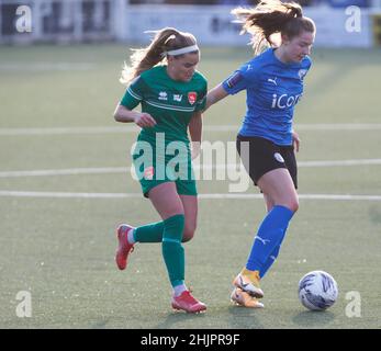 BILLERICAY, ENGLAND - JANUAR 30:Ruby Sealey (Drewe) von den Frauen in der Stadt Billericay schlägt während des FA Women's FA Cup die Coventry United LFC Olivia Ferguson Stockfoto