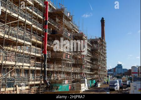 Slough, berkshire, Großbritannien. 31st. Januar 2022. Das ehemalige Werk der Horlicks-Fabrik in Slough wird derzeit von Berkeley einem großen Bauprojekt unterzogen. Neue und renovierte Apartments werden gebaut. Ein Teil der alten Fabrik wird in Wohnungen umgestaltet und das ikonische Wahrzeichen des Horlicks-Uhrturms und des Schornsteins bleibt erhalten. Slough befindet sich auf der Crossrail-Linie, die heute als Elizabeth Line bekannt ist und voraussichtlich in der ersten Hälfte des Jahres 2022 in Betrieb gehen wird. Immobilienspekulanten kaufen viele Immobilien in Slough auf. Quelle: Maureen McLean/Alamy Stockfoto