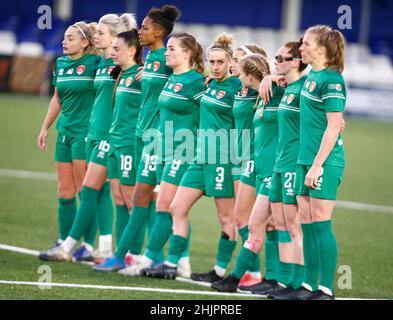 BILLERICAY, ENGLAND - JANUAR 30:L-R Coventry United Spieler warten auf Entzug Sie Strafen Coventry United LFC Mollie Green, Coventry United LFC Freya T Stockfoto