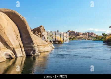 Steinerne Felsen am Nil in Assuan, Ägypten Stockfoto