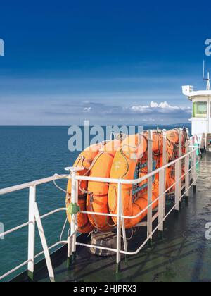 Orange aufblasbare Rettungsboote auf dem Fährendeck für Notfälle und Seeunfälle. Rettungsboot, Floß auf dem Dach einer Fähre. Rettungsboote auf großem Schiff Stockfoto