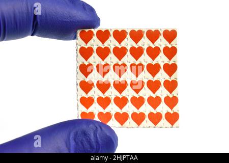 Love Hearts Acid Trips, Blotting-Papier mit dem Medikament L.S.D.- Lyserginsäure Diethylamid imprägniert. Stockfoto