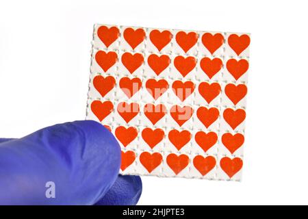 Love Hearts Acid Trips, Blotting-Papier mit dem Medikament L.S.D.- Lyserginsäure Diethylamid imprägniert. Stockfoto