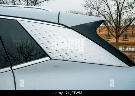 Design im Drachenmaßstab, das die D-Säule des BYD Yuan Plus hervorhebt, wie auf einer Probefahrt in Shanghai, China, abgebildet. Stockfoto