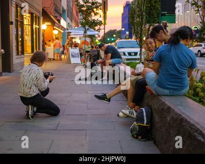 Fotograf und Leute für den Abend. Downtown Oak Park, Illinois. Stockfoto