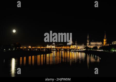 Blick auf die Elbe von Dresden bei Nacht. Stockfoto