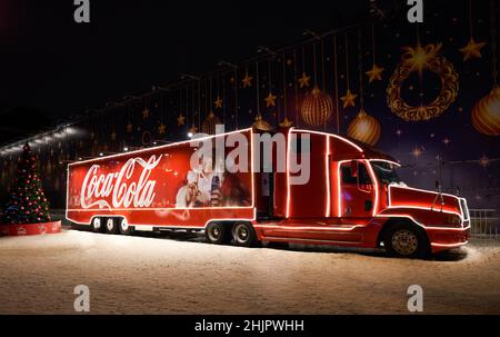 Sankt Petersburg, Russland - Januar 2022: Schöner Weihnachts-Coca-Cola-LKW in der Nachtstraße Stockfoto