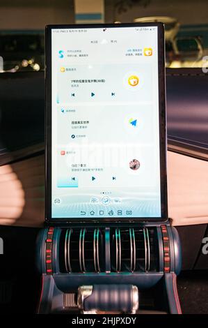 Infotainment-Bildschirm eines BYD Yuan Plus, wie auf einer Probefahrt in Shanghai, China, abgebildet. Stockfoto