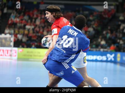 Dika Mem aus Frankreich und Jacob Holm aus Dänemark während des EHF Men's Euro 2022, Placement Match 3/4 Handballspiel zwischen Frankreich und Dänemark am 30. Januar 2022 in der Budapest Multifunctional Arena in Budapest, Ungarn - Foto Laurent Lairys / MAXPPP Stockfoto