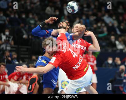 Melvyn Richardson aus Frankreich und Magnus Landin aus Dänemark während des EHF Men's Euro 2022, Placement Match 3/4 Handballmatches zwischen Frankreich und Dänemark am 30. Januar 2022 in der Budapest Multifunctional Arena in Budapest, Ungarn - Foto Laurent Lairys / MAXPPP Stockfoto