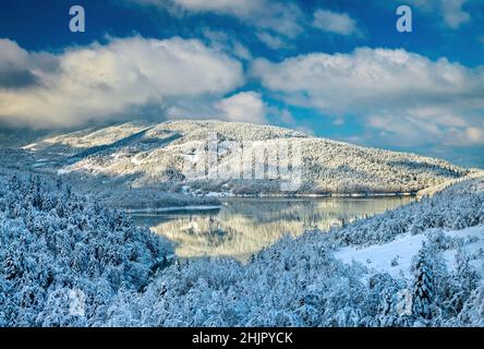 Verschneite Landschaft im Plastiras See, Agrafa Gebirge, Karditsa, Thessalien, Griechenland. Stockfoto