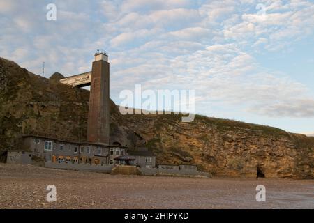 Die Marsden Grotto ist ein Gastropub an der Klippenbasis an der Küste von Marsden in South Shields, Tyne & Wear, England. Stockfoto