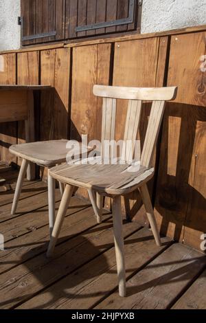 Weißer Holzstuhl vor der dondena-Hütte im aostatal, italien Stockfoto