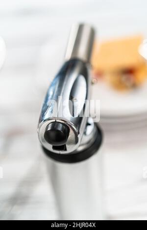 Nahaufnahme. Silberne Küchenlampe auf dem Küchentisch. Stockfoto