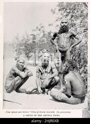 Gruppe der Arunta-Stämme die Arrernte, manchmal auch als Aranda, Arunta oder Arrarnta bezeichnet, sind eine Gruppe australischer Aborigines, die in den Arrernte-Ländern in Mparntwe (Alice Springs) leben. Aus dem Buch „The living Races of Mankind“ Vol. 1 von Henry Neville Hutchinson, Herausgeber John Walter Gregory und Richard Lydekker, Verlag: London, Hutchinson & CO 1901 Stockfoto