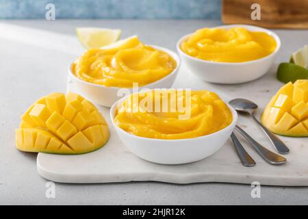 Mango-Eis oder schöne Creme, gemischtes gefrorenes Mango-Dessert Stockfoto