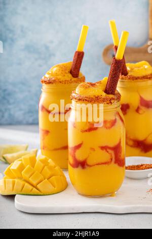 Mangonada mexikanischer Mango-Smoothie mit Chamoy-Sauce und Limettengewürz Stockfoto