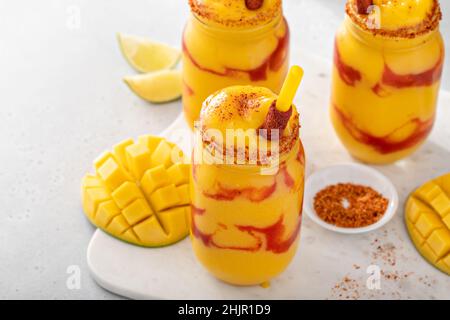 Mangonada mexikanischer Mango-Smoothie mit Chamoy-Sauce und Limettengewürz Stockfoto