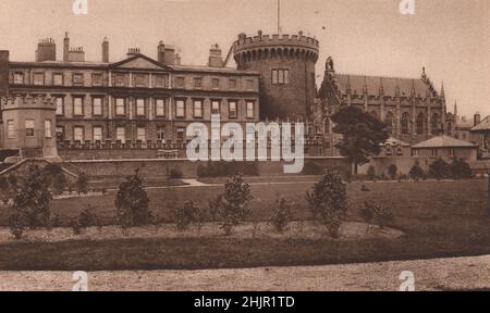 Dublin Castle. Der Bermingham Tower gehört zu seinen ältesten Teilen. Die nahe gelegene Kapelle Royal stammt aus dem Jahr 1814. Irland (1923) Stockfoto