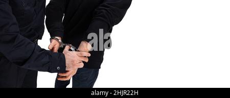 Nahaufnahme der männlichen Hände in Handschellen. Polizist nimmt einen Kriminellen fest, der auf weißem Hintergrund isoliert ist. Konzept für Arbeit, Karriere, Sicherheit. Sicherheitsdienst. Stockfoto