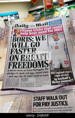 „Boris: Wir werden bei den Brexit-Freiheiten schneller gehen“ Daily Mail Schlagzeile der Partygate-Zeitung auf dem Supermarkt-Zeitungsstand 30. Januar 2022 London Großbritannien Stockfoto