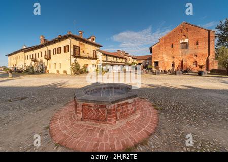 Staffarda di Revello, Saluzzo, Italien - 8. Oktober 2021: Das Gästehaus Staffarda Abbey mit Refektorium, Schlafsaal, Pferdehühe und Brunnen in Th Stockfoto