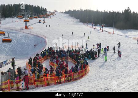 Bialka Tatrzanska, Polen - 23. Februar 2021: Skifahrer warten in der Schlange auf den Skilift an der Skipiste im beliebten Wintersportort Kotelnica Bialczanska Dur Stockfoto