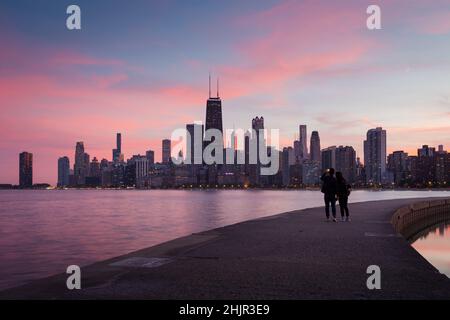 Blick auf die Innenstadt von Chicago über den Lake Michigan. Stockfoto