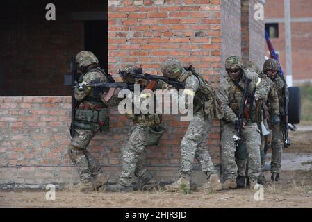 Ukrainische Soldaten im Kampf während einer gemeinsamen Militärübung Rapid Trident 2019 im Internationalen Zentrum für Friedenssicherung und Sicherheit der Nationalen Akademie der Landstreitkräfte in der Nähe von Lviv. Stockfoto
