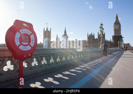 London, Großbritannien, 31. Januar 2022: Die Houses of Parliament im Westminster Palace, wo Premierminister Boris Johnson heute Nachmittag über die Ergebnisse des von der Beamtin, Frau Dr. Dr. Dr. Dr. Dr. Dr. Dr. Dr. Dr. Dr. Dr. Dr. Dr. Dr. Dr. Dr. Dr. H.K., zusammengestellten Berichts über Verstöße gegen die Sperrgesetze in der Downing Street 10 während der Coronavirus-Pandemie sprechen wird. Ein Rettungsring an der Westminster Bridge ist bereit, jedes Mitglied der Öffentlichkeit zu retten, das in den Fluss gefallen ist, aber ob Boris Johnsons Job gerettet werden kann, ist eine andere Frage. Anna Watson/Alamy Live News Stockfoto