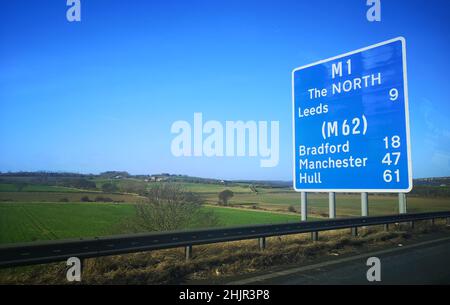 M1 Verkehrsschild Richtung Norden 9m Meilen südlich von Leeds in Yorkshire. Stockfoto