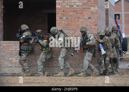 Ukrainische Soldaten im Kampf während einer gemeinsamen Militärübung Rapid Trident 2019 im Internationalen Zentrum für Friedenssicherung und Sicherheit der Nationalen Akademie der Landstreitkräfte in der Nähe von Lviv. Stockfoto
