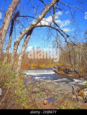 Brodhead Creek, mit Wasserfällen, im Herbst, ist ein 21,9 Meilen langer Nebenfluss des Delaware River in den Poconos im Osten von Pennsylvania in den USA. Stockfoto