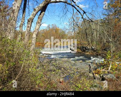 Brodhead Creek, mit Wasserfällen, im Herbst, ist ein 21,9 Meilen langer Nebenfluss des Delaware River in den Poconos im Osten von Pennsylvania in den USA. Stockfoto