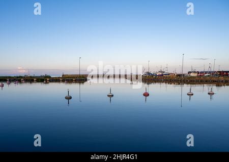 Eine Meeresbucht in wunderschönem Sonnenuntergangslicht. Bild von der Ostseeinsel Oland Stockfoto